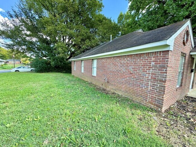 Building Photo - 1730 Swift St