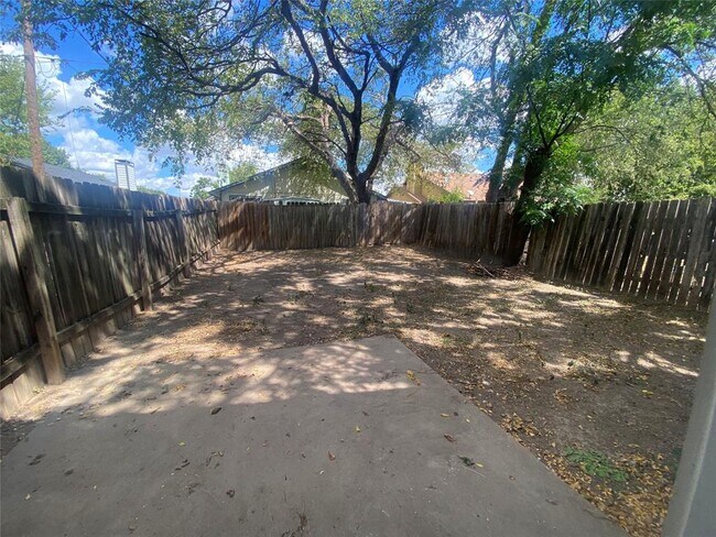 Building Photo - 1000 Fieldwood Dr