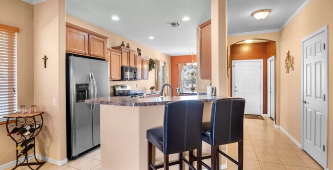 Building Photo - 4 bedroom 2 bath house