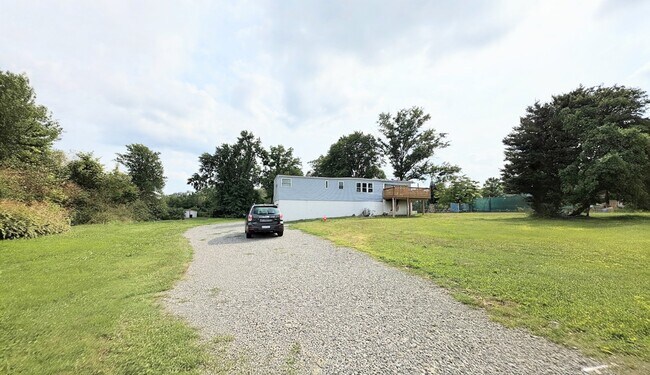 Building Photo - 770 River Rd