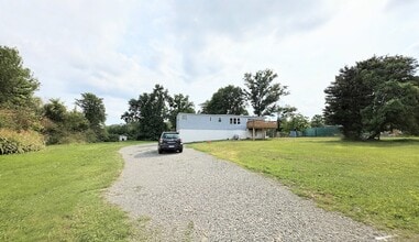 Building Photo - 770 River Rd