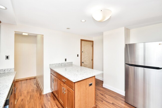 Building Photo - 77 Swan St