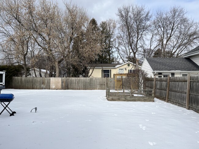 Building Photo - 838 E Washington St