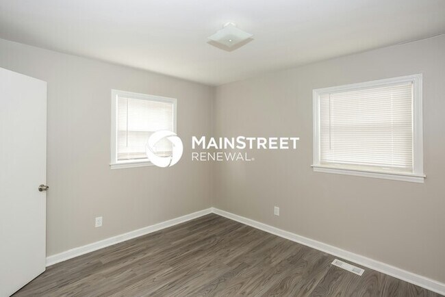 Building Photo - 3 Bedroom Pet-Friendly Home in Charlotte, NC with Main Street Renewal