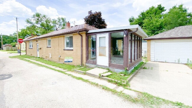 Building Photo - 1400 Kansas St