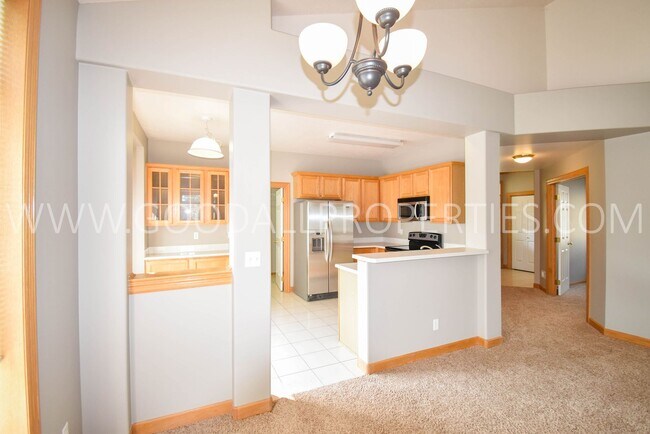 Building Photo - 2 Bedroom 2 bath Town Home in West Des Moines