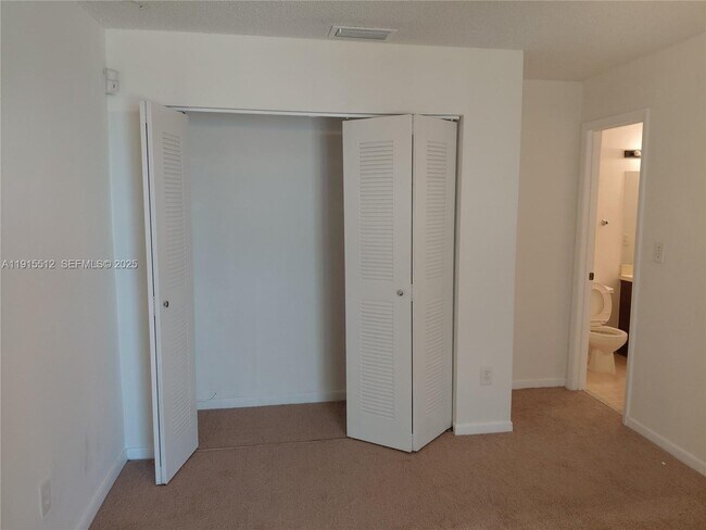 Building Photo - 999 Hamilton Dr