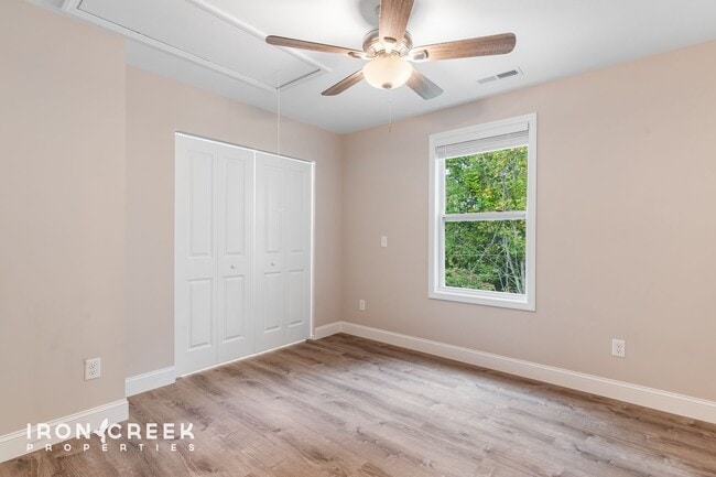 Building Photo - Beautiful New Home with Modern Finishes in...
