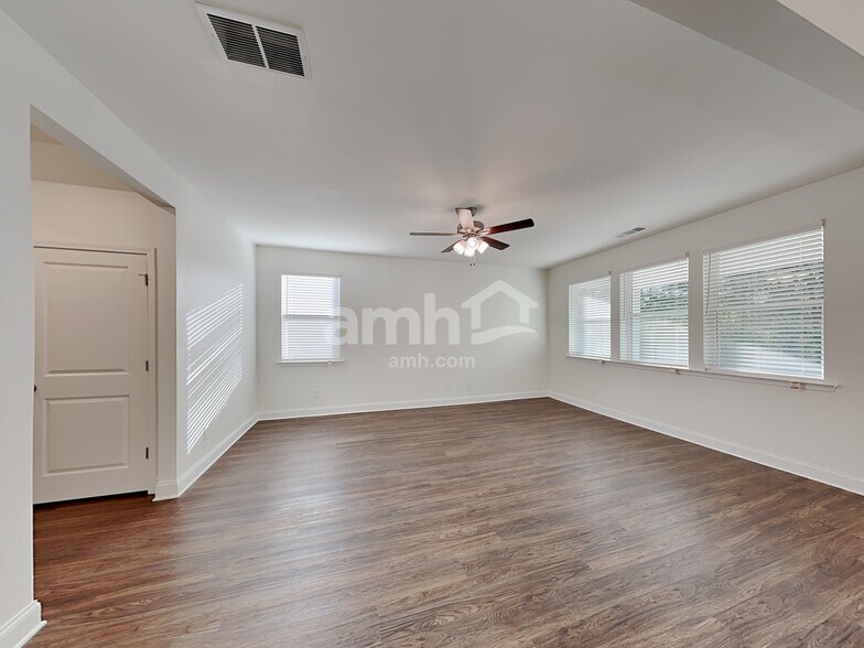 Building Photo - 7062 Creeksong Dr