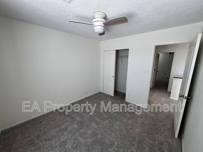 Building Photo - 7259 Pajarito Rd NE