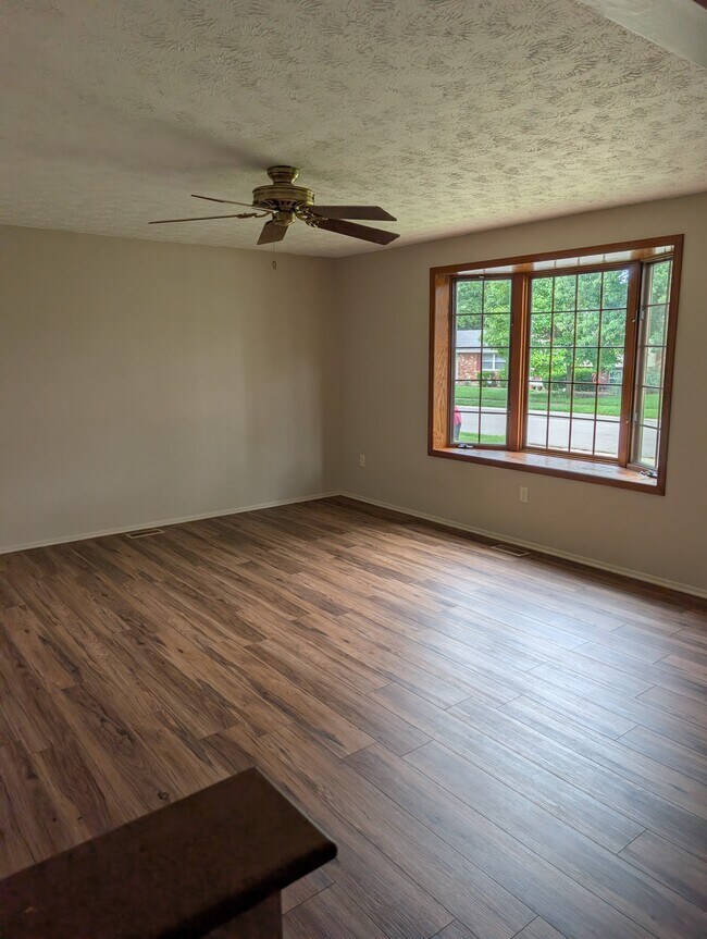 Building Photo - 549 Poplar Dr