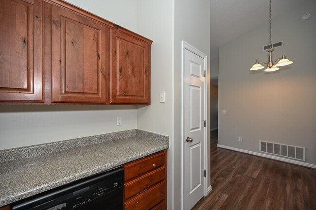 Building Photo - Beautiful 3 Bedroom Condo in Amazing Locat...