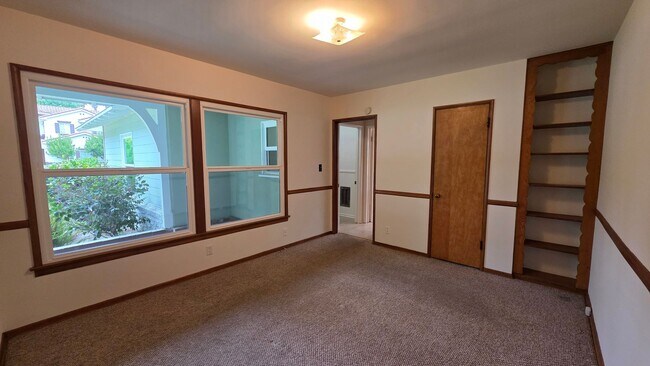 Building Photo - Sherman Oaks 3+2 w/appliances, wood floors...