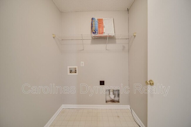 Building Photo - 120 Lantana Dr
