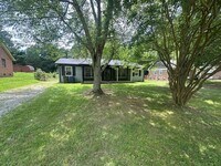 Building Photo - Spacious 3-Bedroom Home with Great Outdoor...