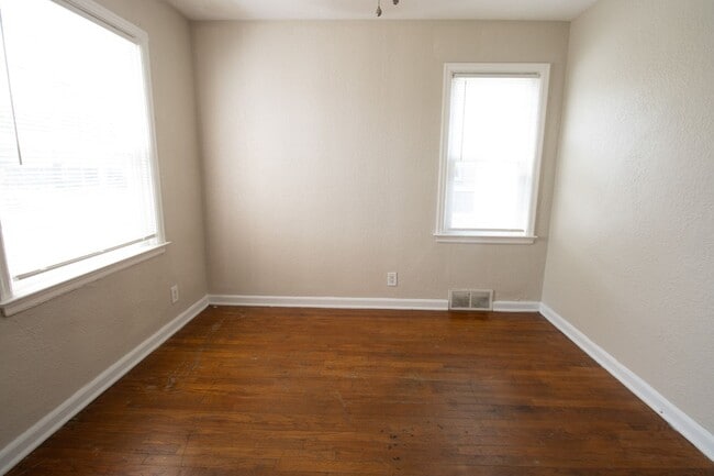 Building Photo - 2 bed 1 bath w loft