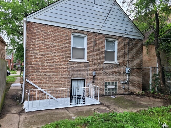 Building Photo - 8617 S Bennett Ave