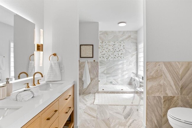 Building Photo - 113 Royal Oaks Dr