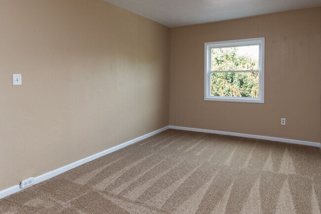 Building Photo - Updated 3BR 3 bath House with off street p...