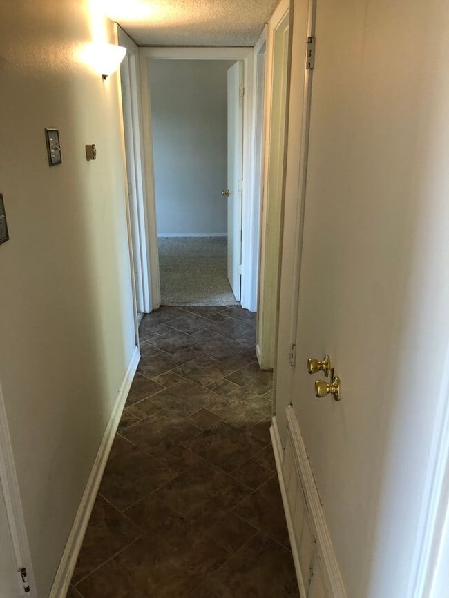 Building Photo - Charming 3 Bed 2 Bath!