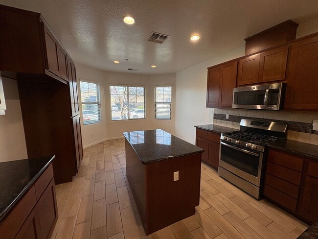 Building Photo - NW Visalia Home Near Shopping Center Available Now!