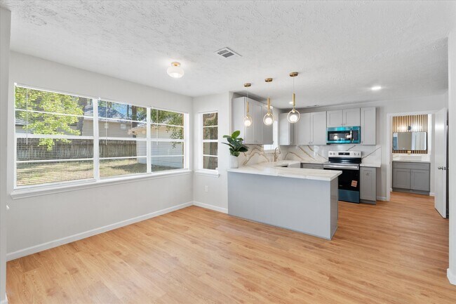 Building Photo - 3811 Woodbriar Dr