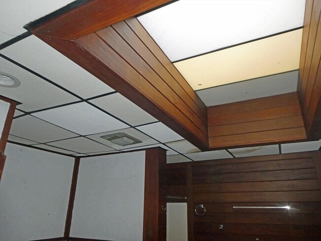 Building Photo - 13 N Main St