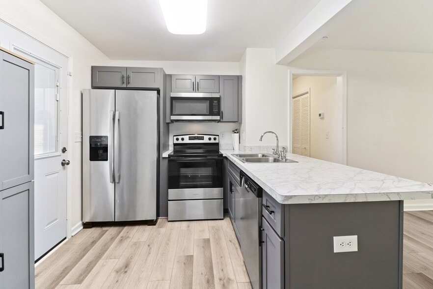 Building Photo - 839 Commodore Dr NW