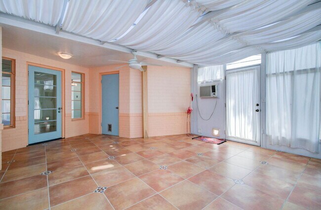 Building Photo - 1301 W Mulberry Dr