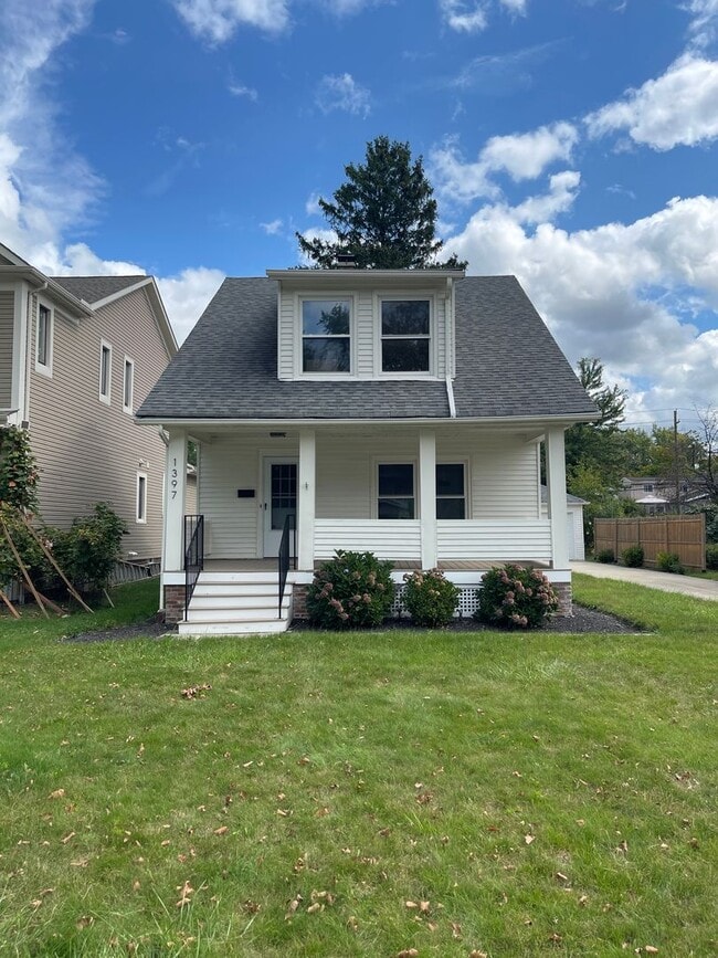 Building Photo - Charming Bungalow