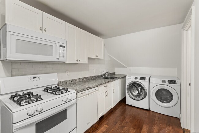 Building Photo - 318 Suburban Ave