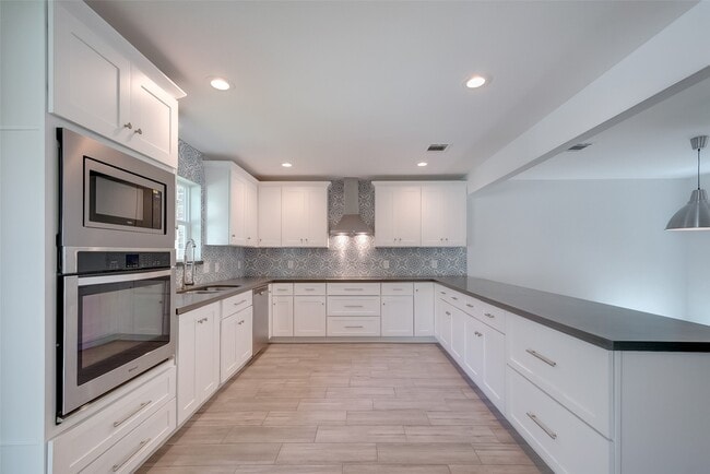 Building Photo - 818 Silvergate Dr
