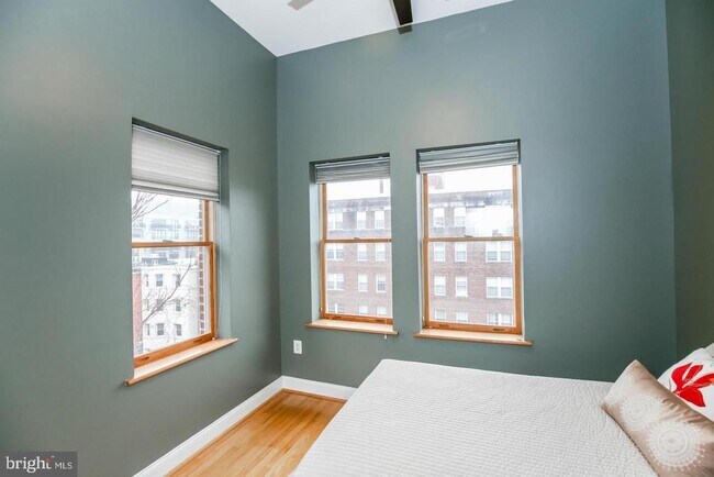 Building Photo - 1427 Chapin St NW