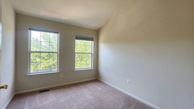 Building Photo - Townhome in Island Creek Subdivision