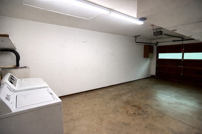 Building Photo - 615 E 22nd St