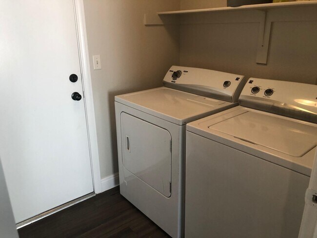 Building Photo - Showings Available NOW