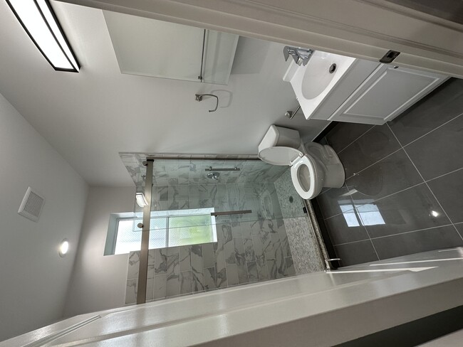 Building Photo - 1444 W Erie St