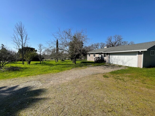 Building Photo - Renovated 3br/2ba on Large Lot