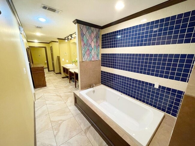 Building Photo - NEWER 4 bedroom house