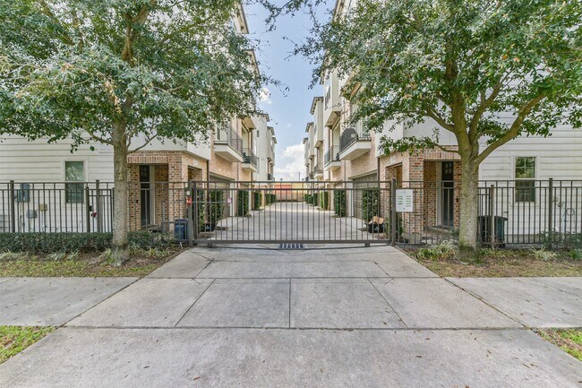 Building Photo - 1040 W 26th St
