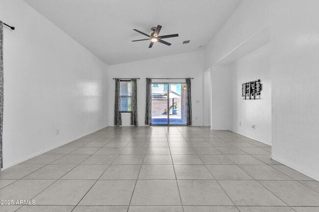 Building Photo - 2354 E Bellerive Dr