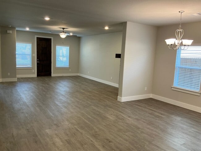 Building Photo - 4/2/2 GODLEY ISD - Two Story Home - Fireplace