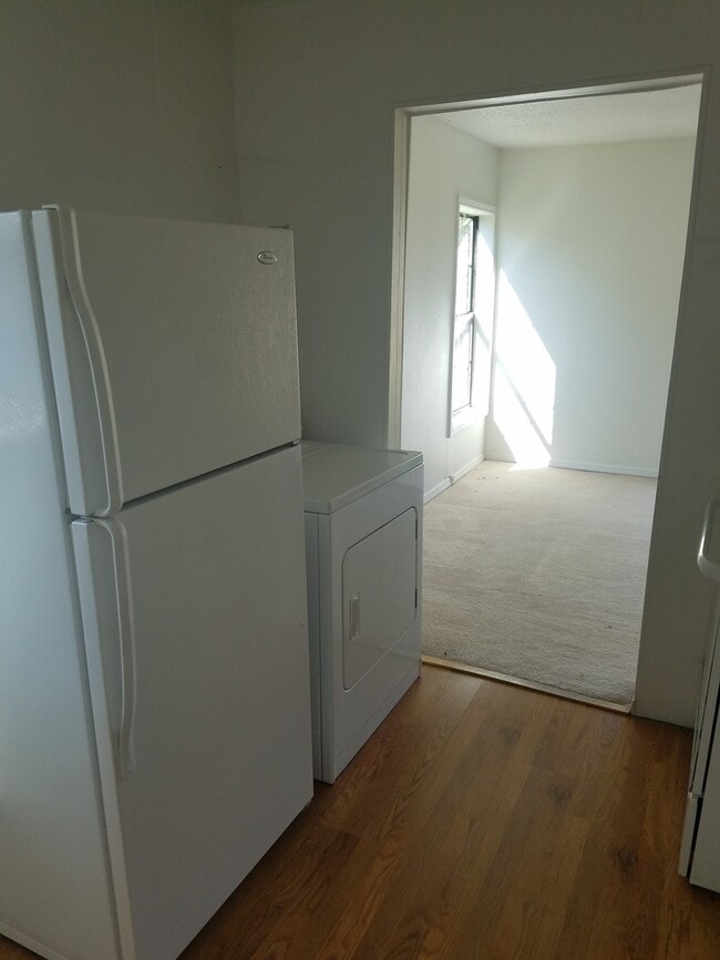 Building Photo - HOME LOCATED NEAR COLLEGE