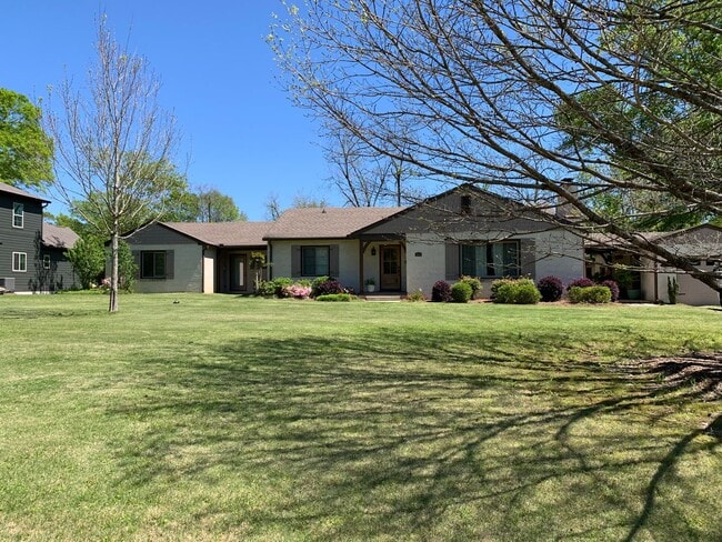 Building Photo - Gorgeous and updated home in Heart of Auburn