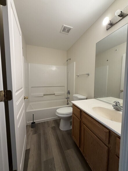 Building Photo - 1527 Yellowstone Dr