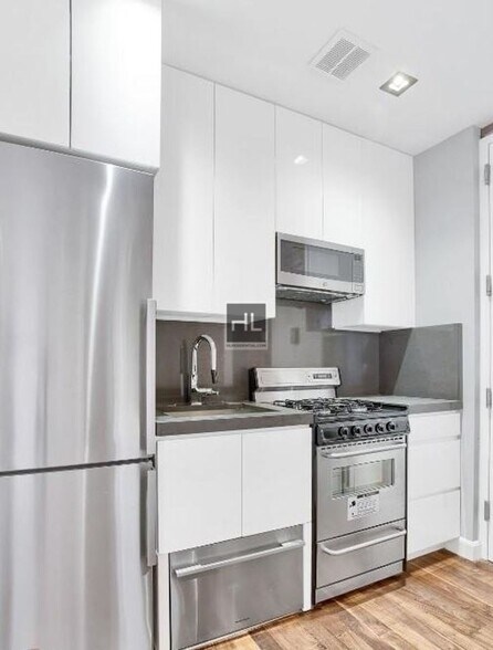 Building Photo - NO FEE Two Bed in East Harlem! Won't Stay ...