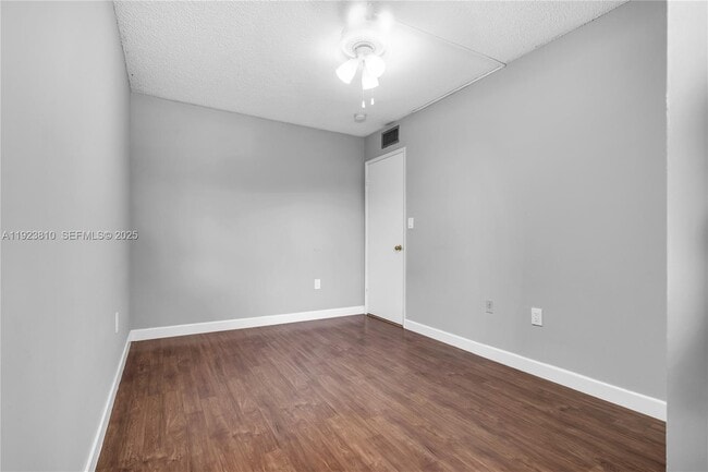 Building Photo - 341 W Park Dr