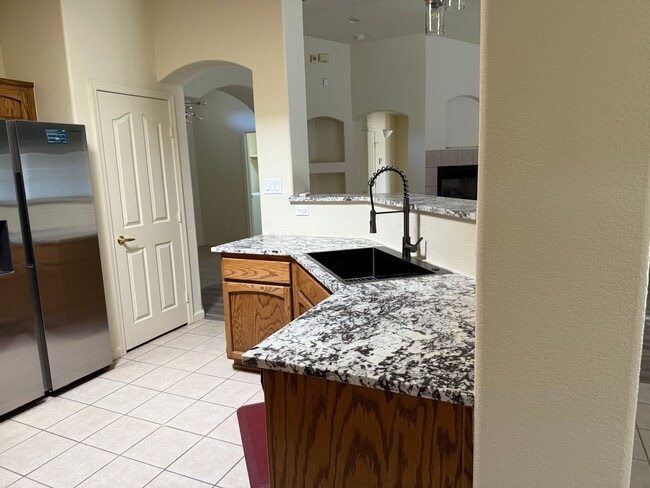 Building Photo - Updated Rental Available Now!