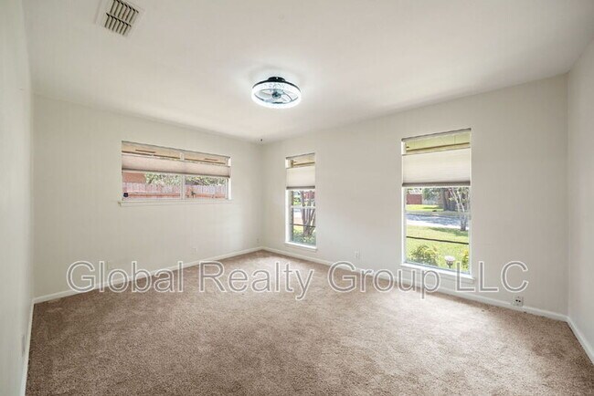 Building Photo - 425 Crestwood Dr