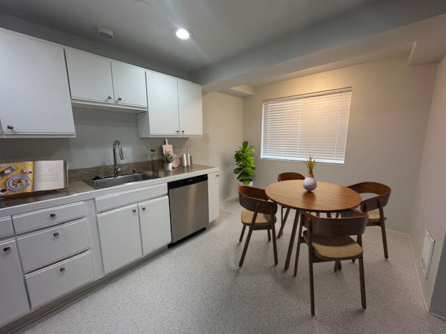 Building Photo - Silver Sands